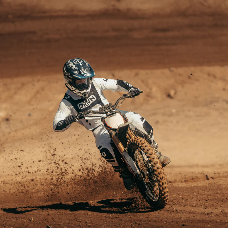 Moto eléctrica de motocross Arctic Leopard XF en pista off-road